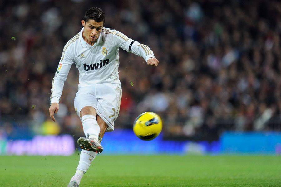 西甲双雄碰撞：皇马VS皇家社会，王者与逆袭者的较量