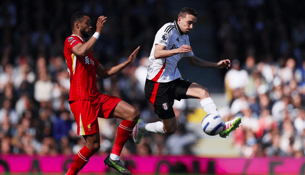 2-3大冷门！利物浦全队梦游：范迪克琼斯双双乌龙助攻 26轮不败终结